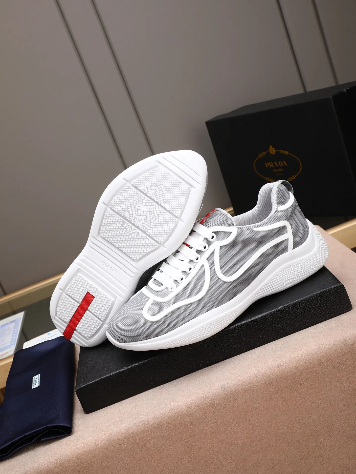 Men's shoes 💰400 PRADA/Prada men's lace-up casual sports shoes, the upper is made of imported rubber and breathable mesh. It is soft, comfortable and breathable. The tongue is decorated with the PRADA brand letter logo. The thick rubber sole echoes the red label tongue. The style is fashionable and elegant. The details are carefully crafted. A casual sports shoe with a super western style and excellent breathability!  Size: 38-44 (45 46 customized)